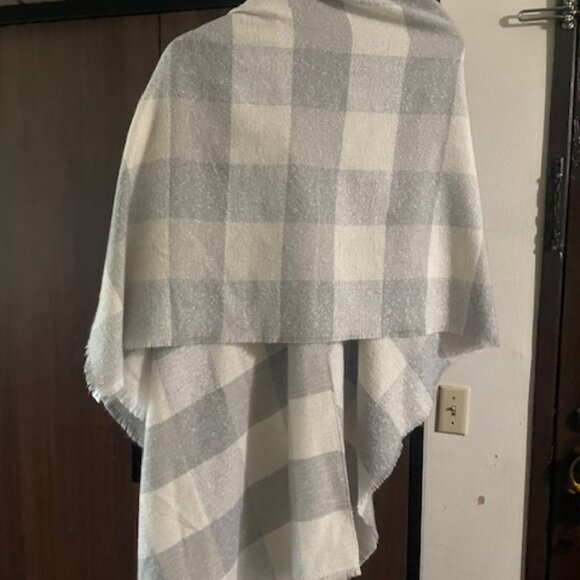 Old Navy Gray & White Plaid Blanket Scarf | One Size | New - Picture 4 of 5